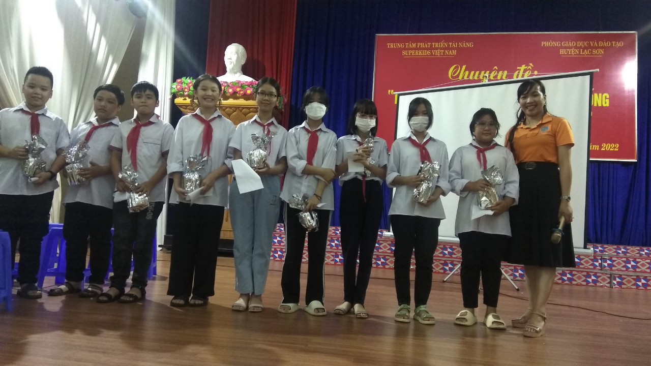 Kết thúc tiết học các em học sinh nhận được các phần quà của cô Mimi.